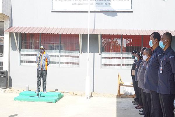 YUHENDAR MUABUAI : SEMUA STAF HARUS PATUH TERHADAP PERATURAN YANG BERLAKU DILINGKUNGAN KERJA BAWASLU