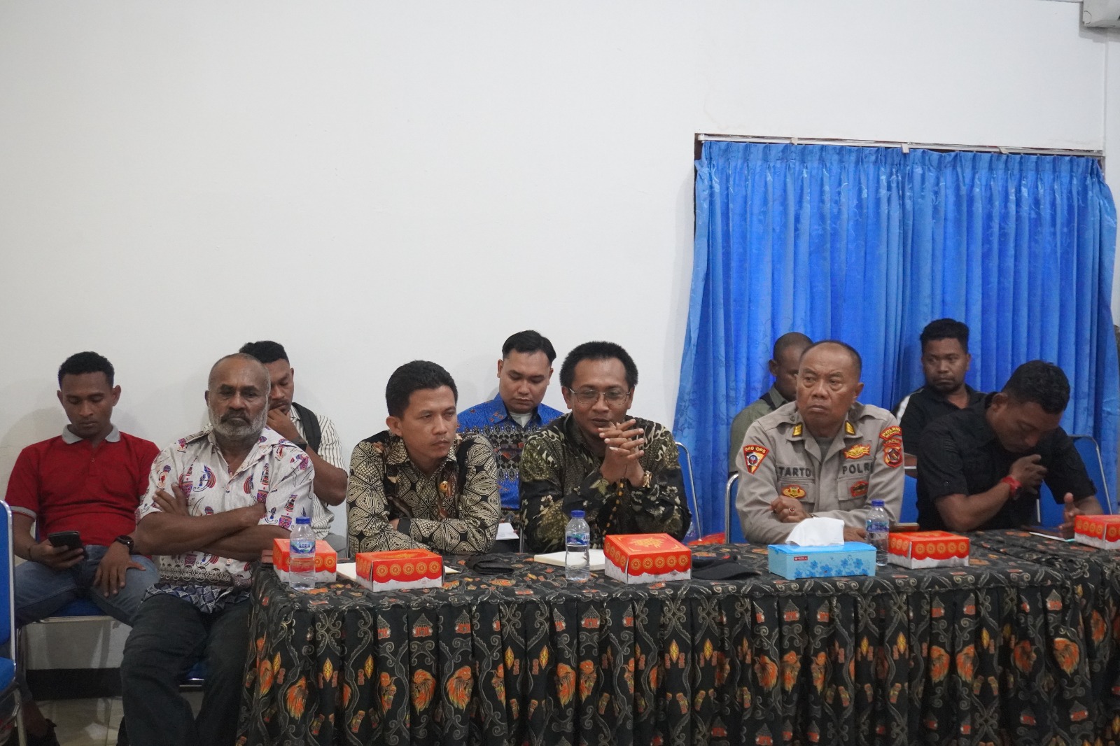 Ganis menyampaikan masukan pada pleno rekapitulasi Pemutakhiran Data Pemilih Berkelanjutan (PDPB) Triwulan III Tahun 2025 yang digelar oleh KPU Kabupaten Merauke pada Kamis (02/10/2025) di Aula Kantor KPU Kabupaten Merauke