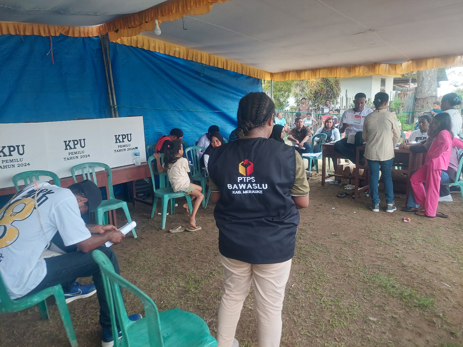 Ganis Kordiv PPH Bawaslu Merauke melakukan pengawasan Penghitungan Suara Pilkada Serentak Tahun 2024 disalah satu TPS Kecamatan Pangkalan Kerinci (27/11/2024)