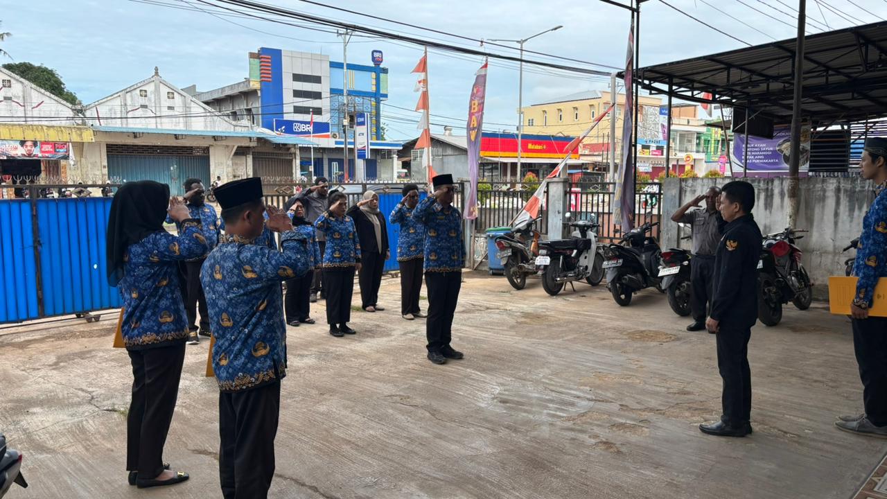 Kordiv SDMOD Bawaslu Merauke pada saat pembina Upacara Pada hari Sumpah Pemuda di Kantor Bawaslu Merauke.