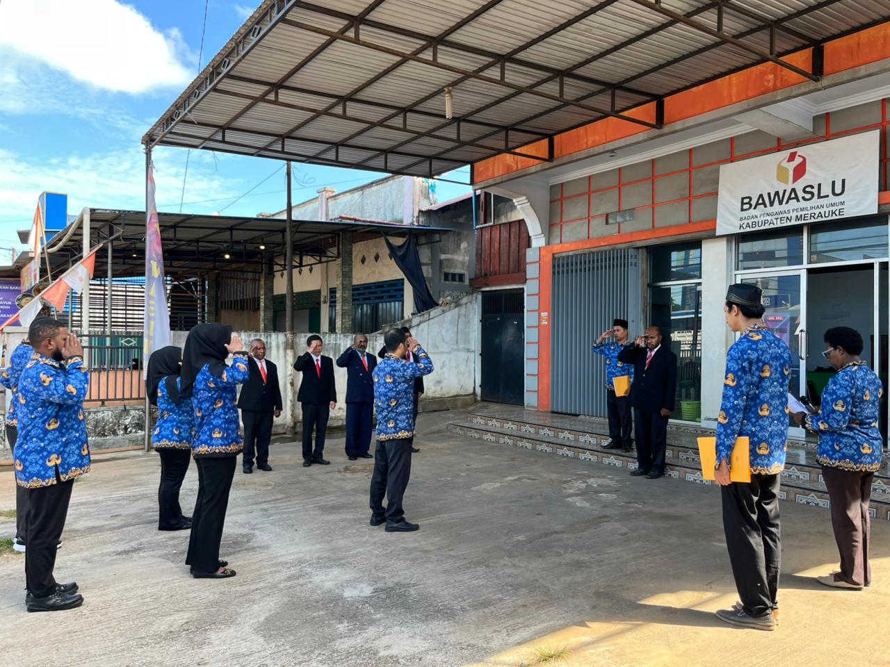 Bawaslu Merauke gelar Upacara Hari Pahlawan ke - 80 di Halaman Kantor Bawaslu Merauke