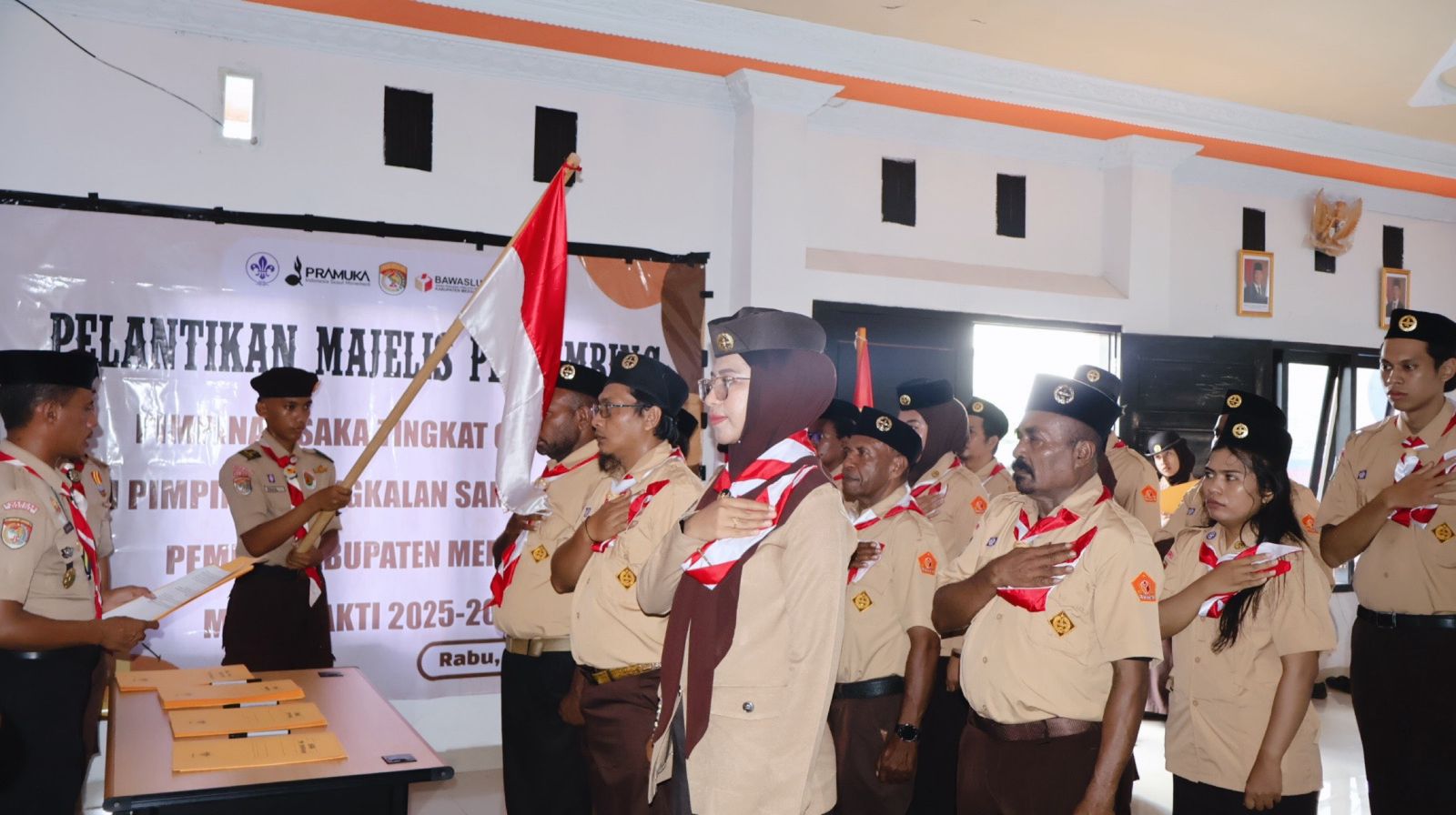 PELANTIKAN MAJELIS PEMBIMBING DAN PENGURUS SAKA ADHYASTA PEMILU MASA BAKTI 2025-2030 BAWASLU KABUPATEN MERAUKE