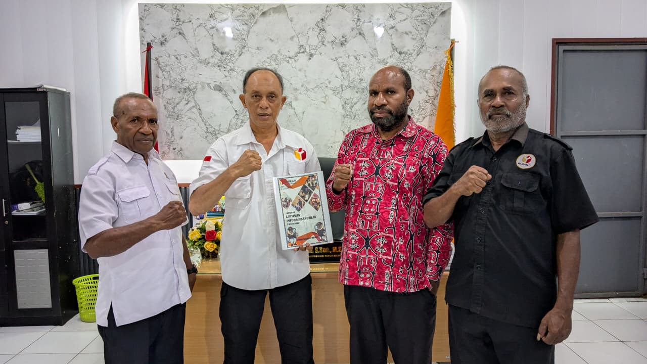Komitmen Keterbukaan Informasi, Bawaslu Merauke Serahkan Laporan Tahun 2025 ke Bawaslu Papua Selatan