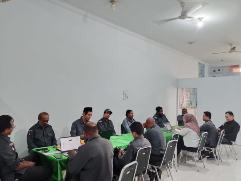 Bawaslu Merauke melaksanakan kegiatan apel pagi yang dirangkaikan dengan bincang pagi sebagai bagian dari upaya memperkuat koordinasi dan soliditas internal, 