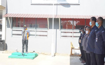 YUHENDAR MUABUAI : SEMUA STAF HARUS PATUH TERHADAP PERATURAN YANG BERLAKU DILINGKUNGAN KERJA BAWASLU