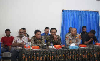 Ganis menyampaikan masukan pada pleno rekapitulasi Pemutakhiran Data Pemilih Berkelanjutan (PDPB) Triwulan III Tahun 2025 yang digelar oleh KPU Kabupaten Merauke pada Kamis (02/10/2025) di Aula Kantor KPU Kabupaten Merauke