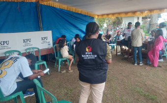 Ganis Kordiv PPH Bawaslu Merauke melakukan pengawasan Penghitungan Suara Pilkada Serentak Tahun 2024 disalah satu TPS Kecamatan Pangkalan Kerinci (27/11/2024)