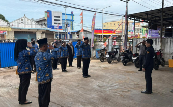 Kordiv SDMOD Bawaslu Merauke pada saat pembina Upacara Pada hari Sumpah Pemuda di Kantor Bawaslu Merauke.