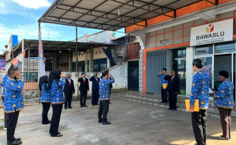 Bawaslu Merauke gelar Upacara Hari Pahlawan ke - 80 di Halaman Kantor Bawaslu Merauke
