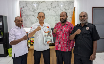 Komitmen Keterbukaan Informasi, Bawaslu Merauke Serahkan Laporan Tahun 2025 ke Bawaslu Papua Selatan