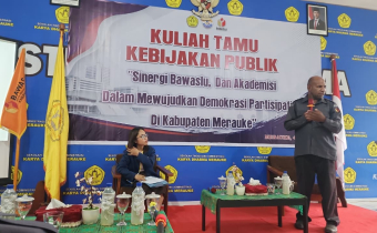 KETUA BAWASLU MERAUKE JADI NARASUMBER KULIAH TAMU, DORONG SINERGI AKADEMISI DAN PENGAWAS PEMILU